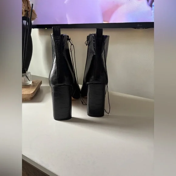 Express BRAND NEW!! Black Croc-Patterned Ankle Booties - Picture 7 of 12